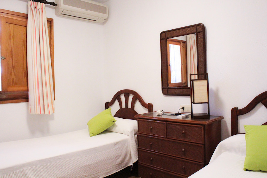 Habitación espaciosa en la planta inferior