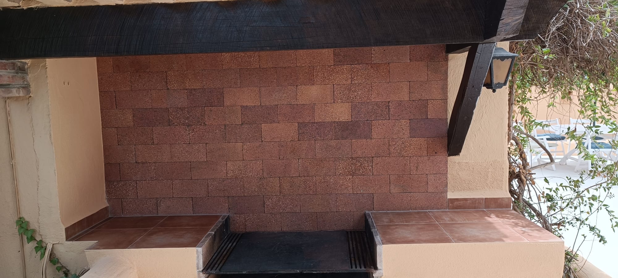 Detalle del paellero listo para cocinar