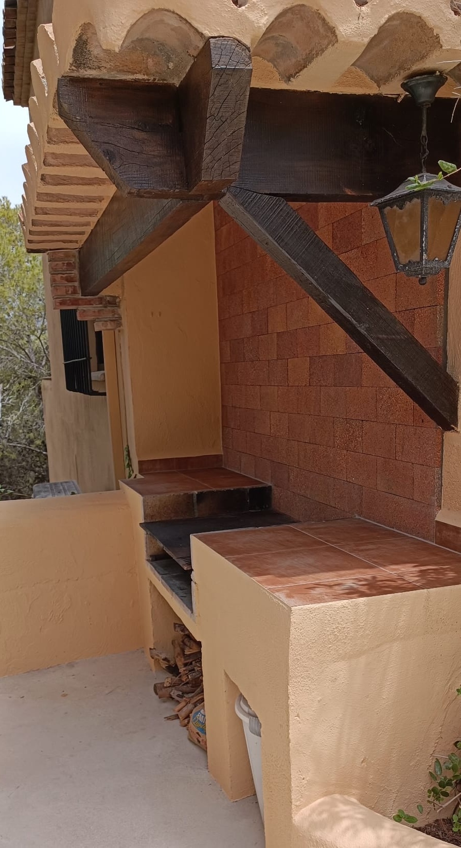 Zona de paellero y barbacoa de obra