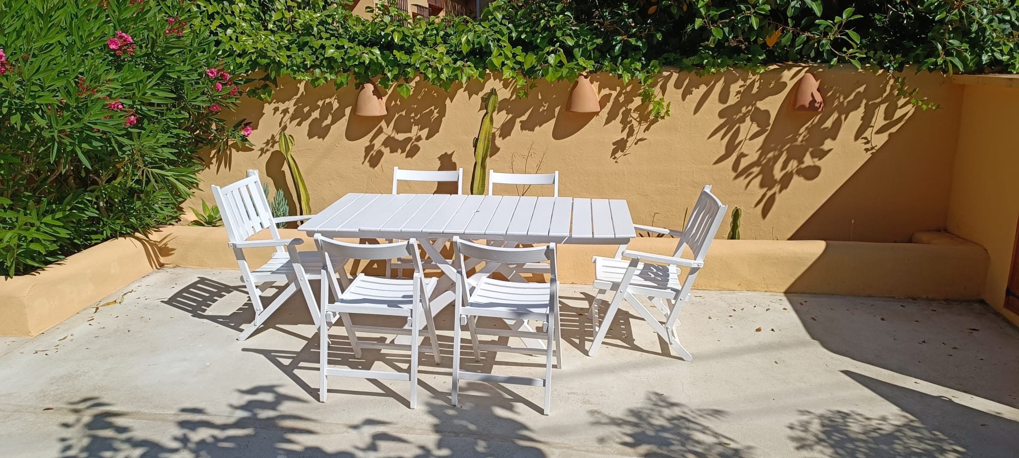 Terraza principal amplia para disfrutar del aire libre