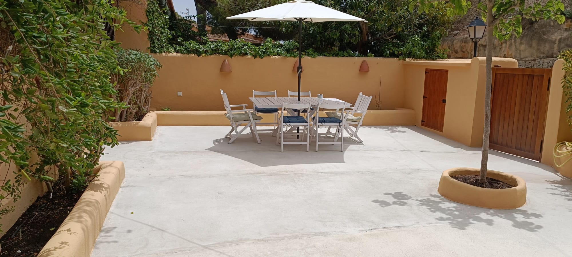 Barbacoa y terraza del bungalow para alquiler de vacaciones en Moraira Teulada