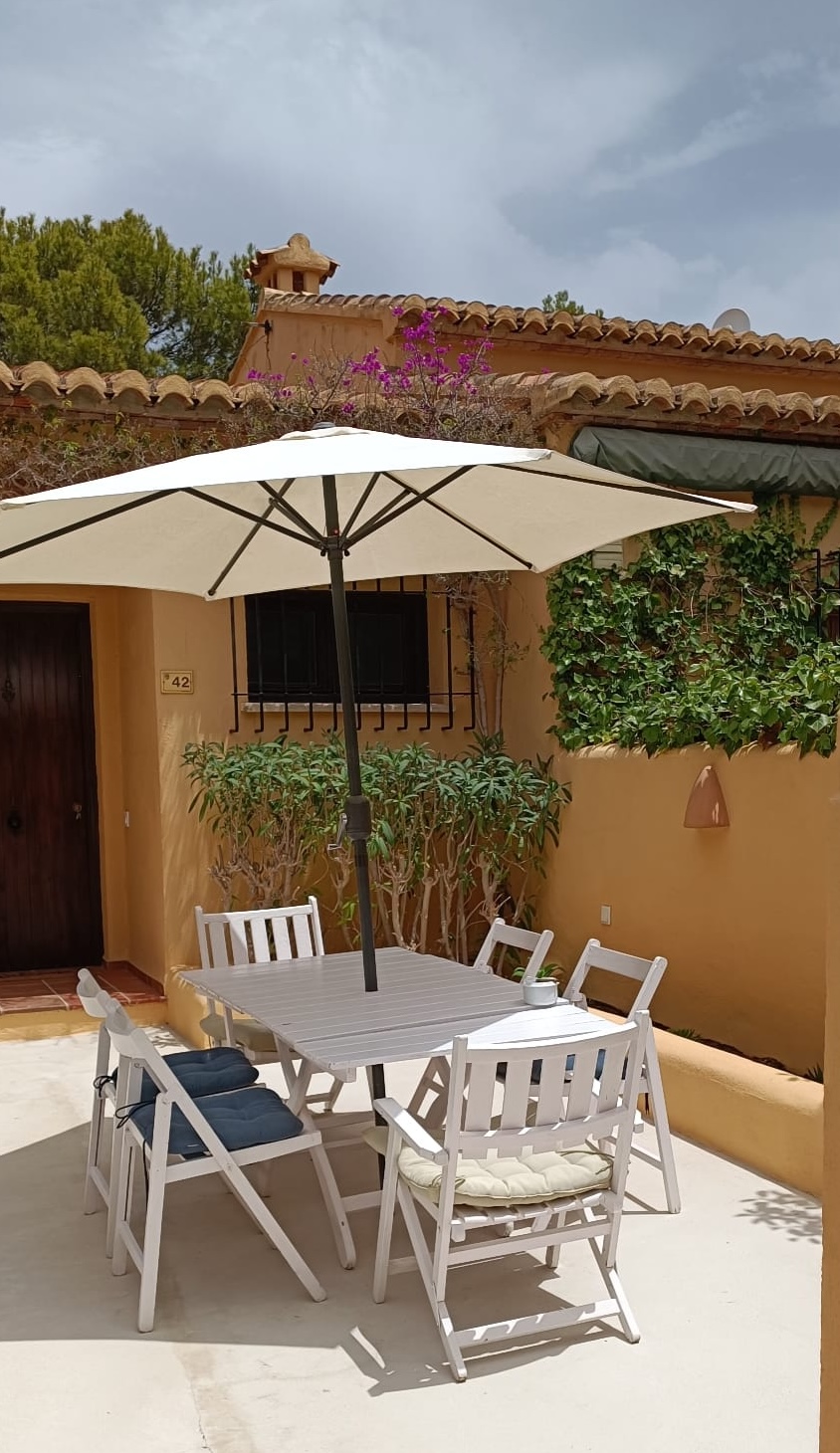 Detalle del ambiente soleado en la terraza