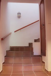 Escaleras de acceso a planta inferior de la casa de Moraira