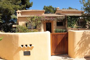 Puerta principal del bungalow de Moraira