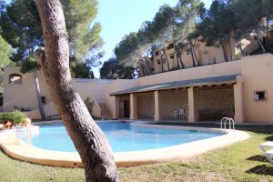 Vista de la piscina comunitaria con zona de juegos